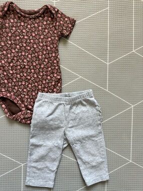 Carters|Baby girl set,Ditsy Floral Brown Bodysuit  with Light Gray Leggings•6M